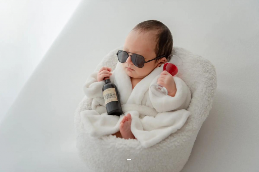 吉林满月宝宝趴着睡